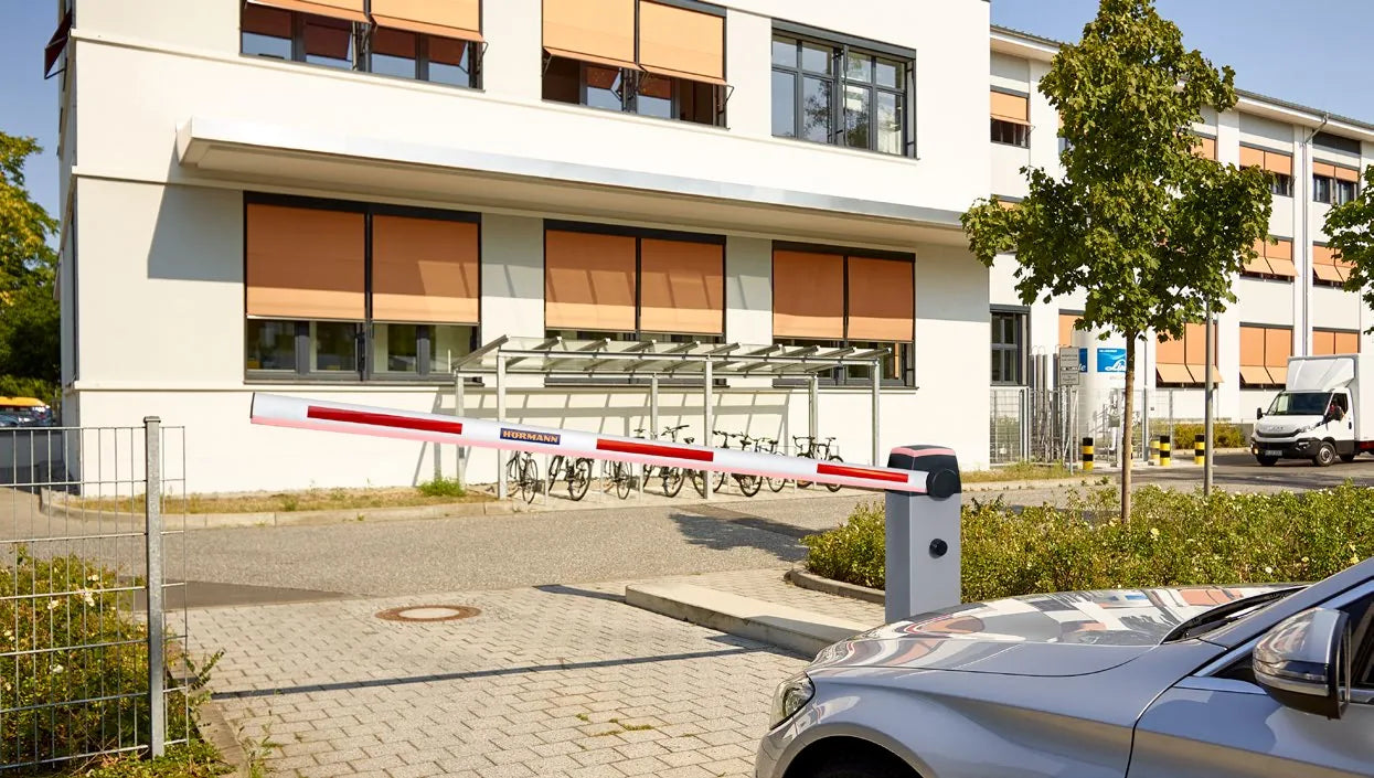 Bariera Hörmann la intrarea unui sediu corporate
