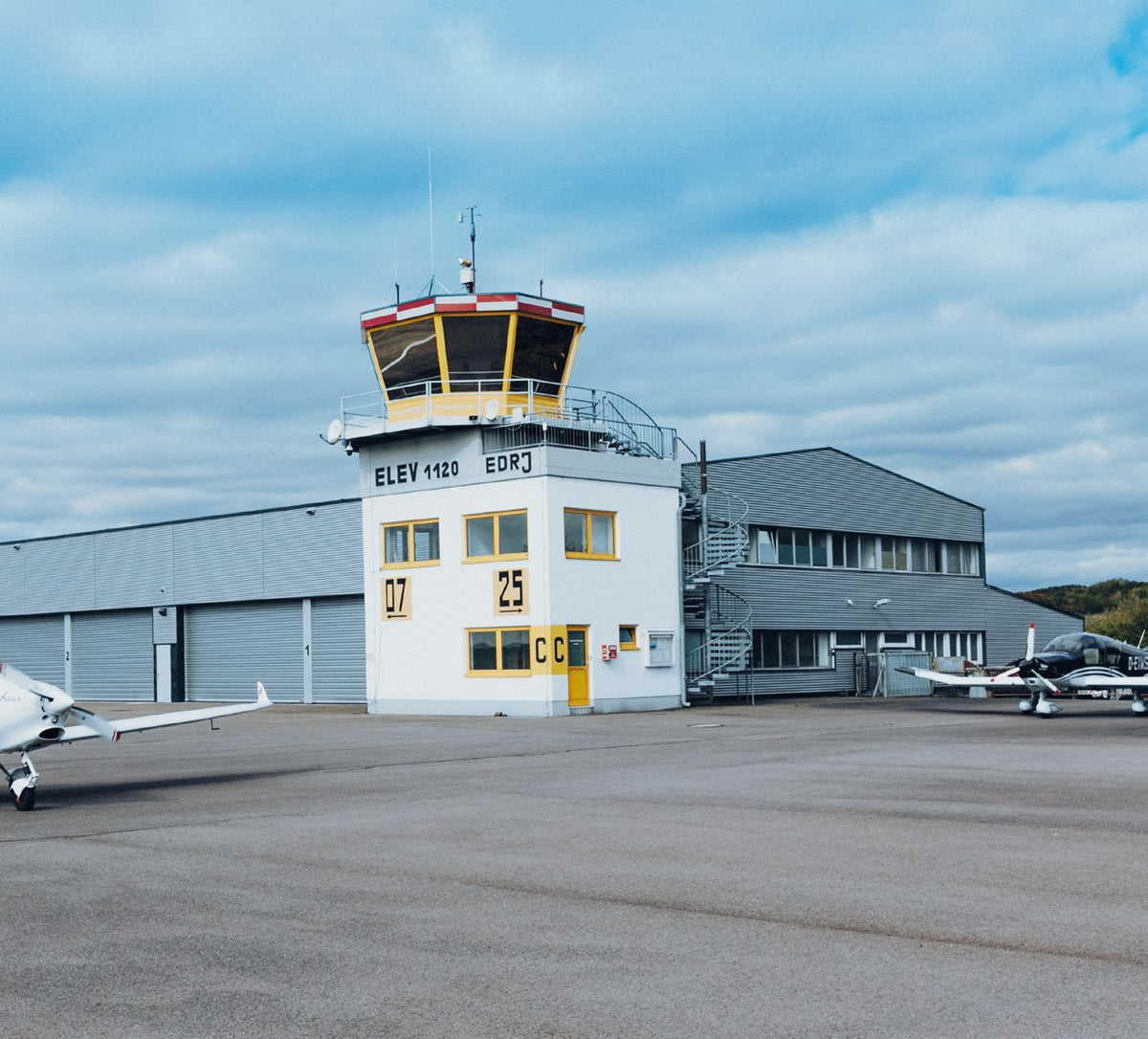 Hörmann SSG DD hangar aviație cu avion