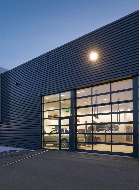Hörmann uși secționale industriale cu cadru aluminiu și sticlă la un showroom auto