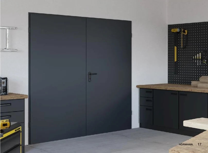 Ușă batantă Hörmann ZK cu două canaturi într-un atelier