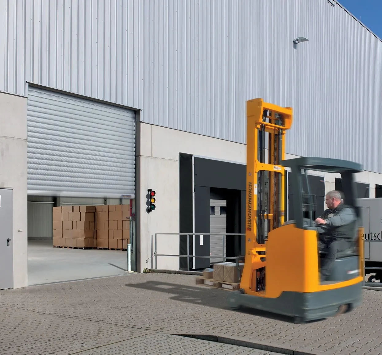 Hörmann uși rulou industriale izolate Decotherm la rampa unui depozit